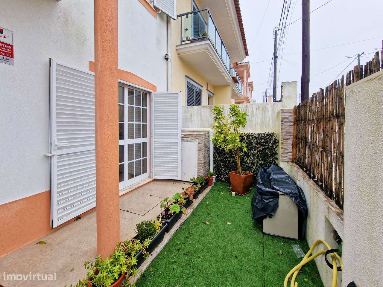 Moradia de 4+1 assolhadas - Muito estimada e pronta a habitar.-24