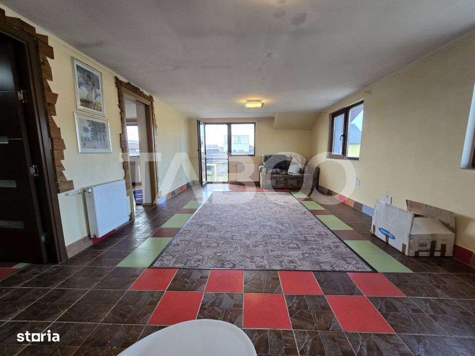 Casa de vanzare cu 6 camere 2 parcari curte libera 200 mp in Selimbar - Imagine principală: 4/19