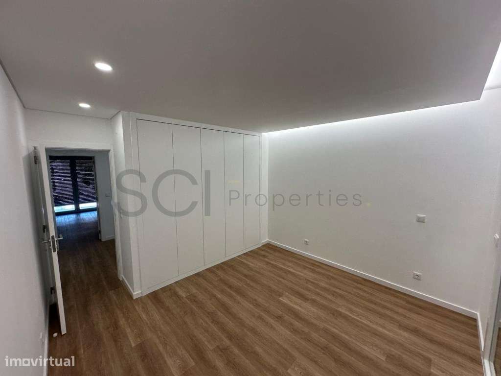 Moradia Nova T4 Geminada Fernão Ferro Pérgola e Piscina - Grande imagem: 4/21