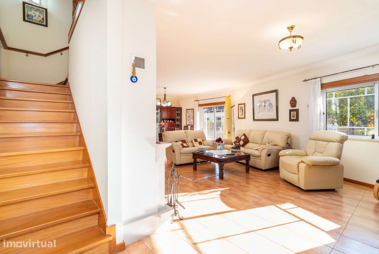 Moradia T4 com jardim, garagem e vistas urbanas-7