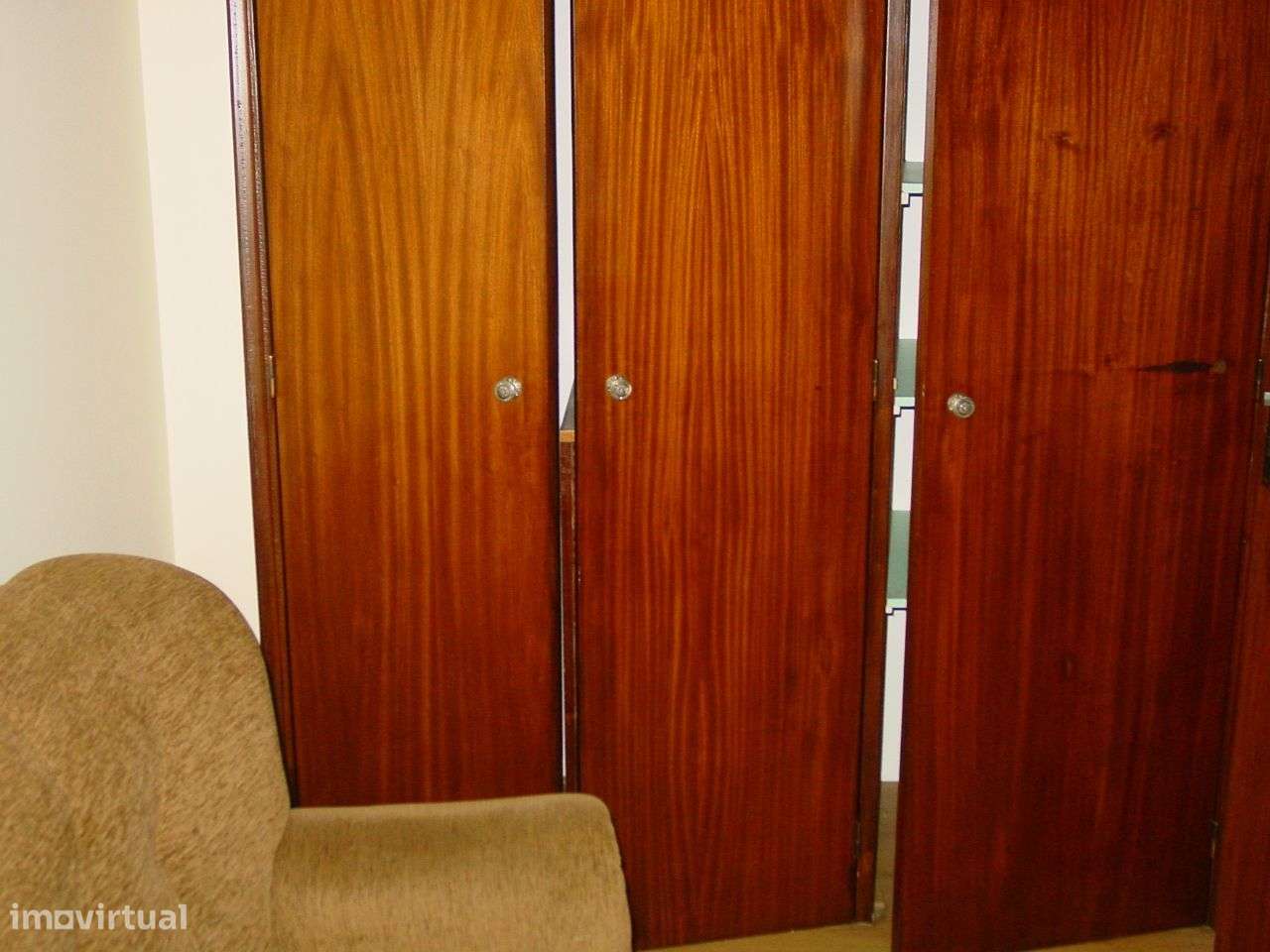 Arrenda-se T2 equipado e parcialmente mobilado na Rua do Brasil - Grande imagem: 5/25