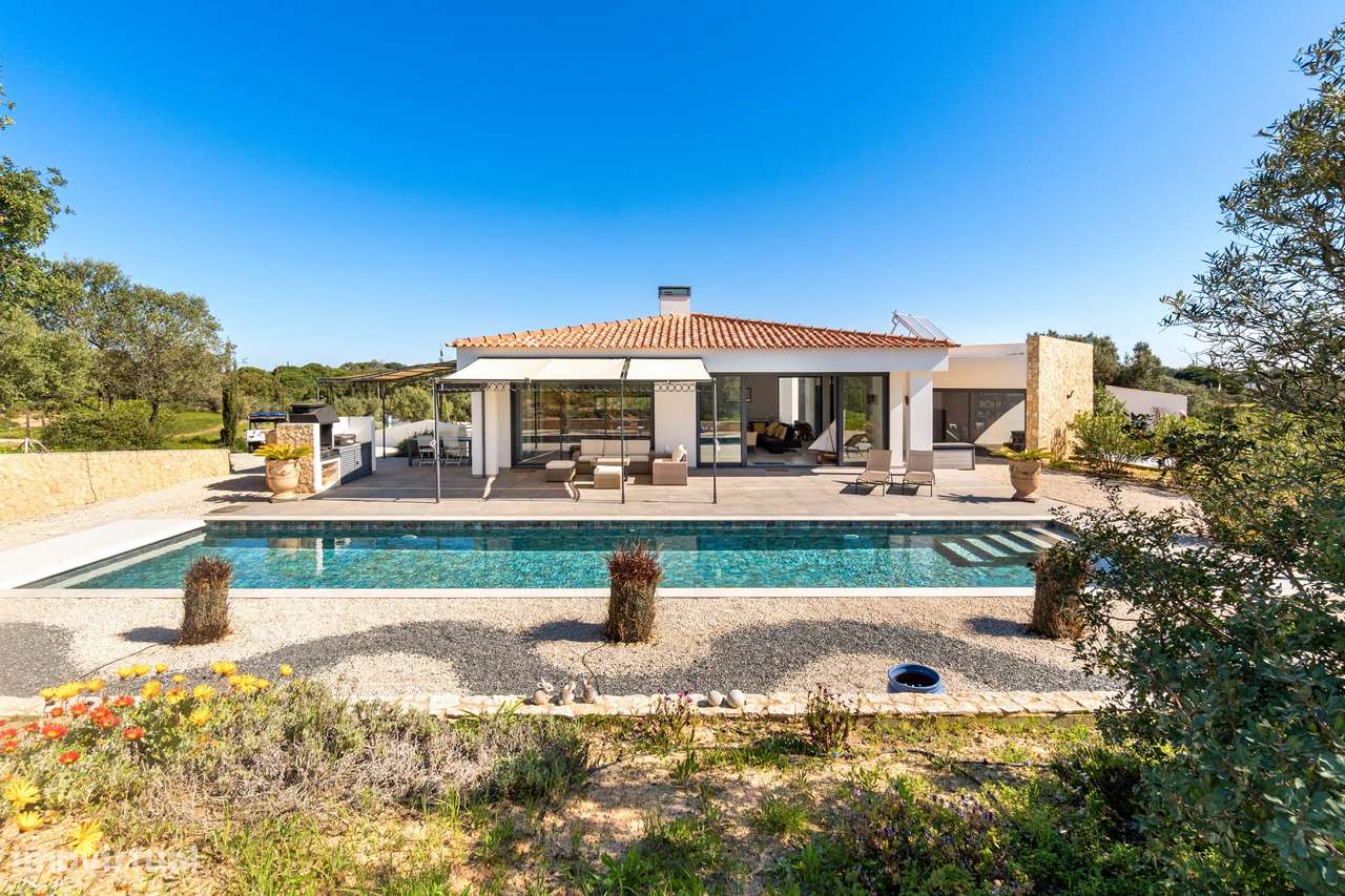 Moradia térrea moderna com piscina e amplo terreno - Grande imagem: 2/54