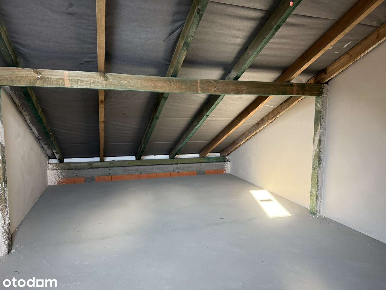 Osiedle w samym sercu Kobyłki.  Segmenty 96m2+49m2. 900m od PKP-9