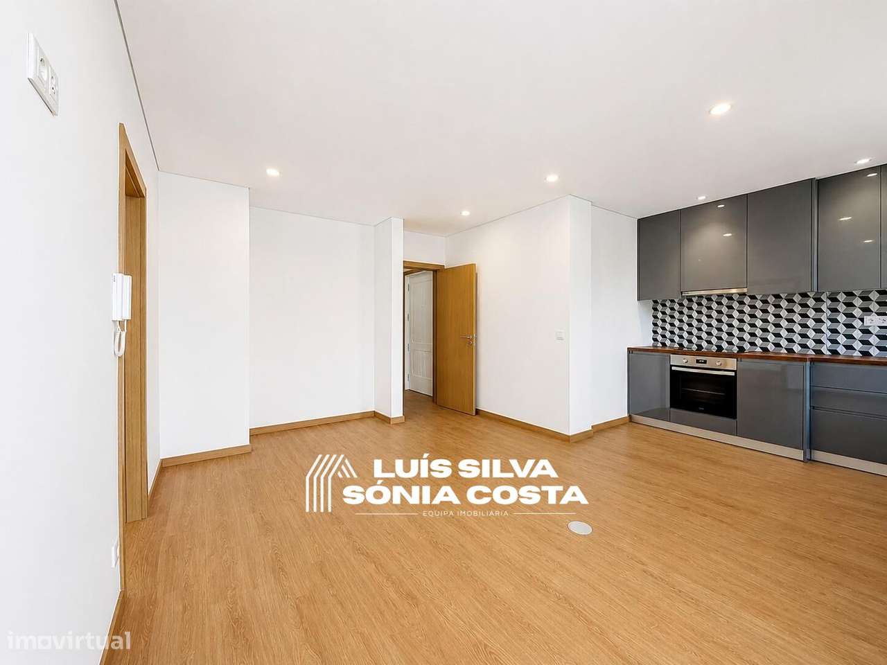 Apartamento T3 Completamente Remodelado | Elevador | Varandas |...-9