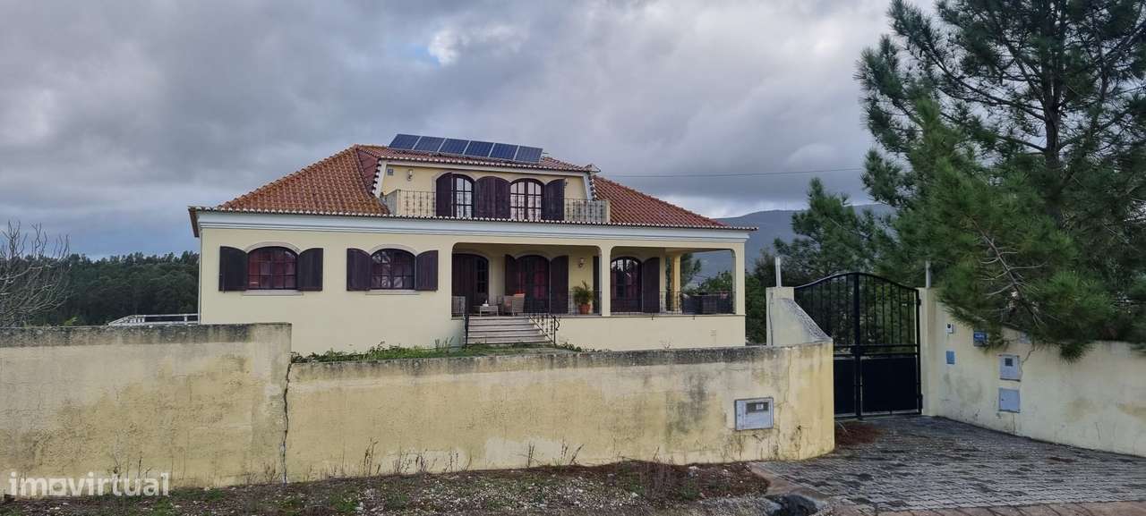 Casa / Moradia independente à venda em Rua da Raposa 26, Alenquer-0