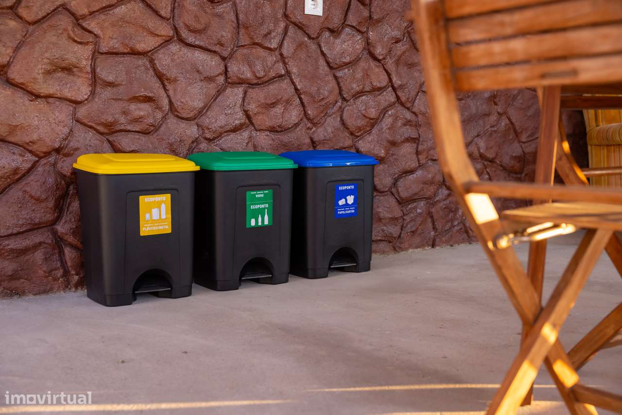 Moradia T-1 com logradouro, piscina, estacionamento.-30