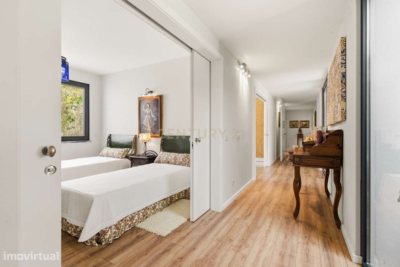 Quintinha T4 com edificação contemporânea no coração do Oeste, com ter-6