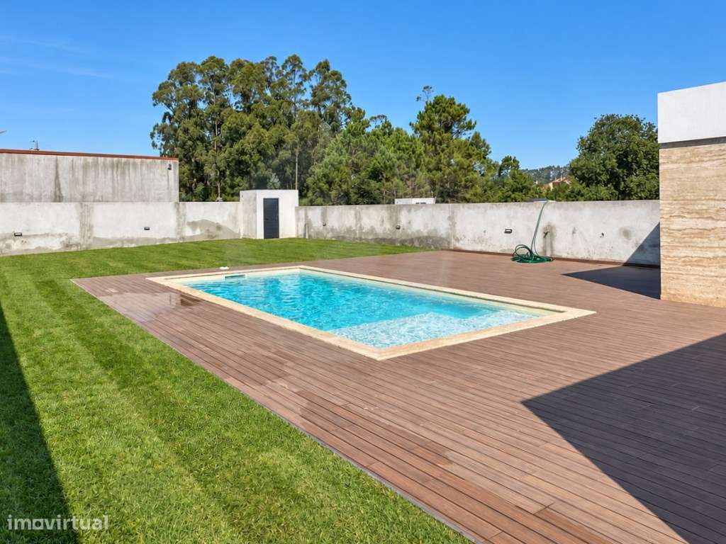 Moradia T3+1 de Luxo com Piscina-21