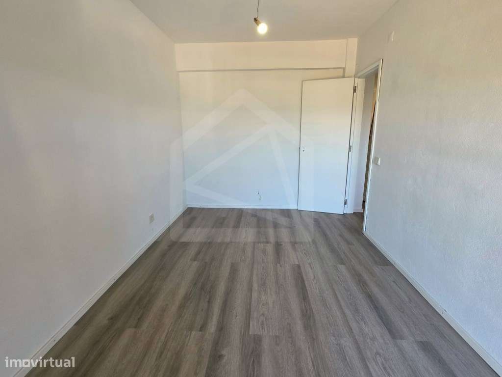 Apartamento T2 Renovado em São João da Madeira-11