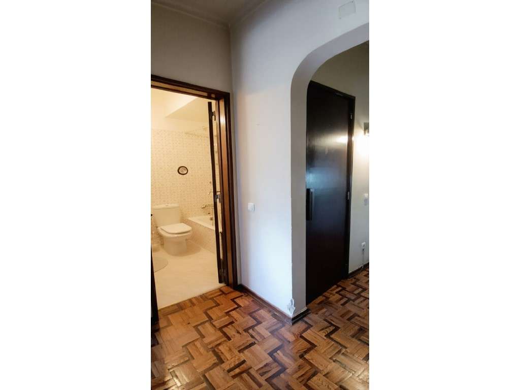 Apartamento T3 convertido em T2 - Paço de Arcos. Comboio.-20