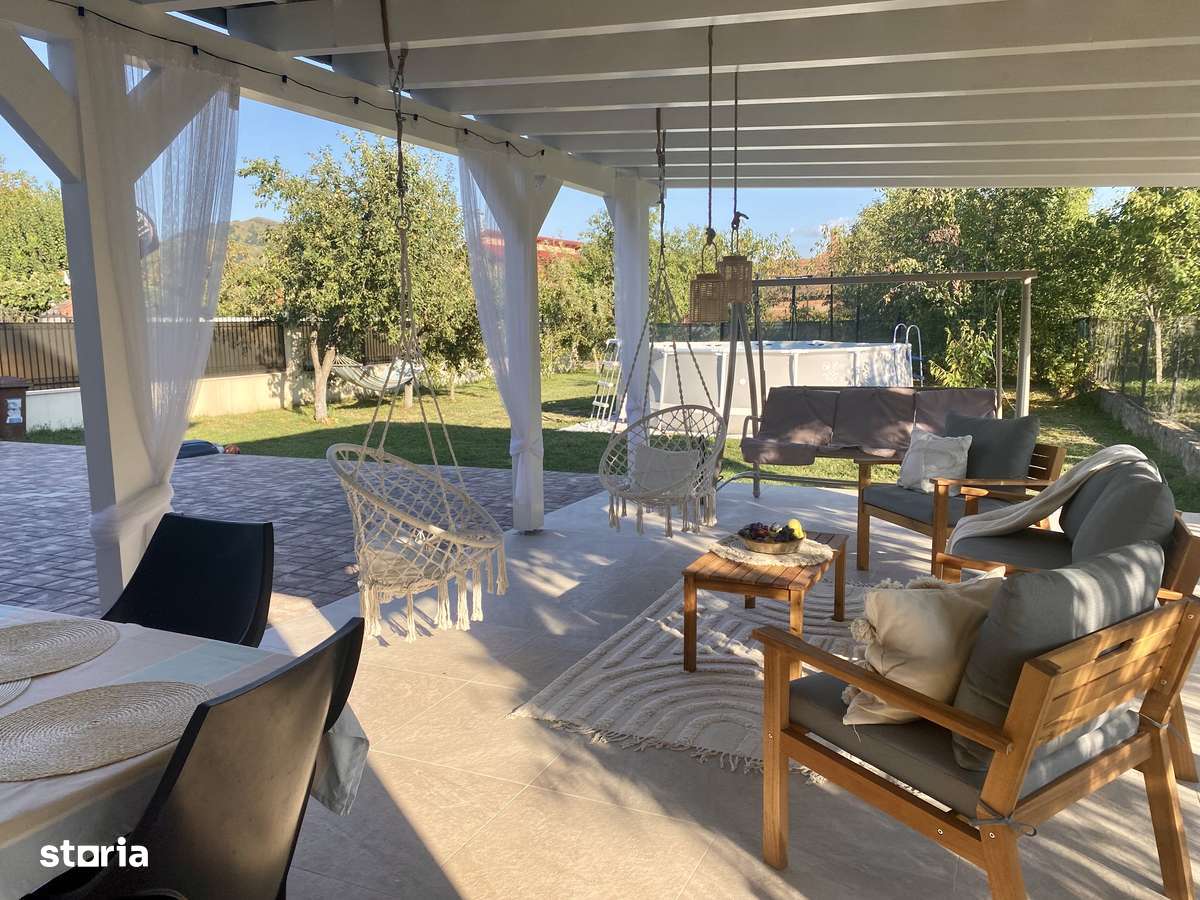 Casă centrală, spațioasă cu priveliști și curte generoasă – Jibou - Imagine principală: 4/20