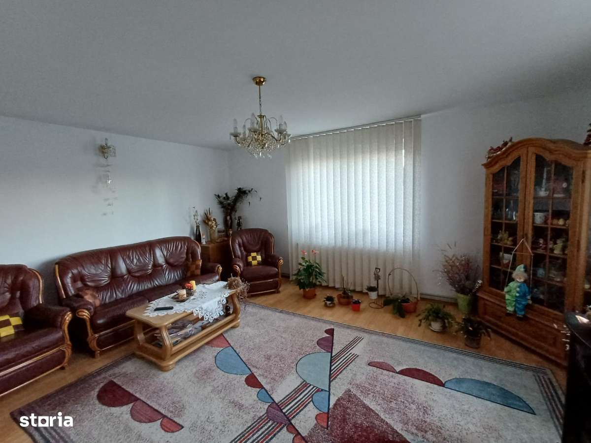 Casa de vanzare Codlea 299.00 euro - 7 camere,300 mp -  834 mp curte.-8