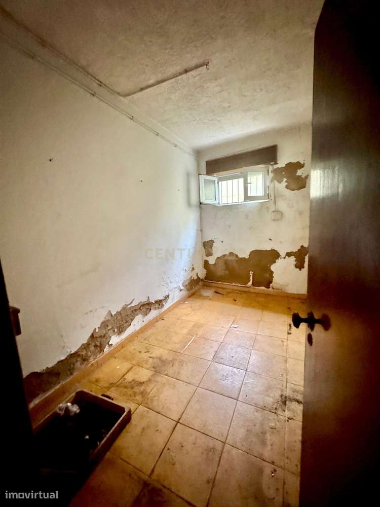 Camarate - Prédio de 2 andares de utilização independente-18