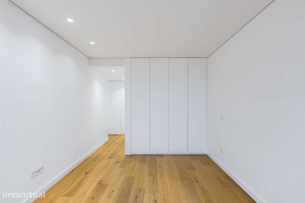 Apartamento T3 Renovado com Varandas na Avenida da Boavista-30