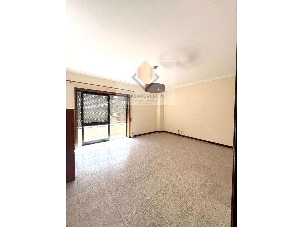 Apartamento T2 com Varanda Fechada e Lugar de Garagem - Junto ao El...-8