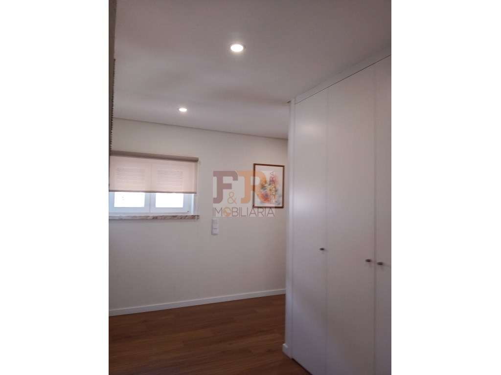 Excelente !!Apartamento T2 Semi- Novo com Varanda e Garagem-19