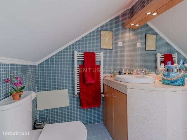 Moradia T6 com Jardim Interior e Garagem na Lapa – Junto à Embaixada d-19