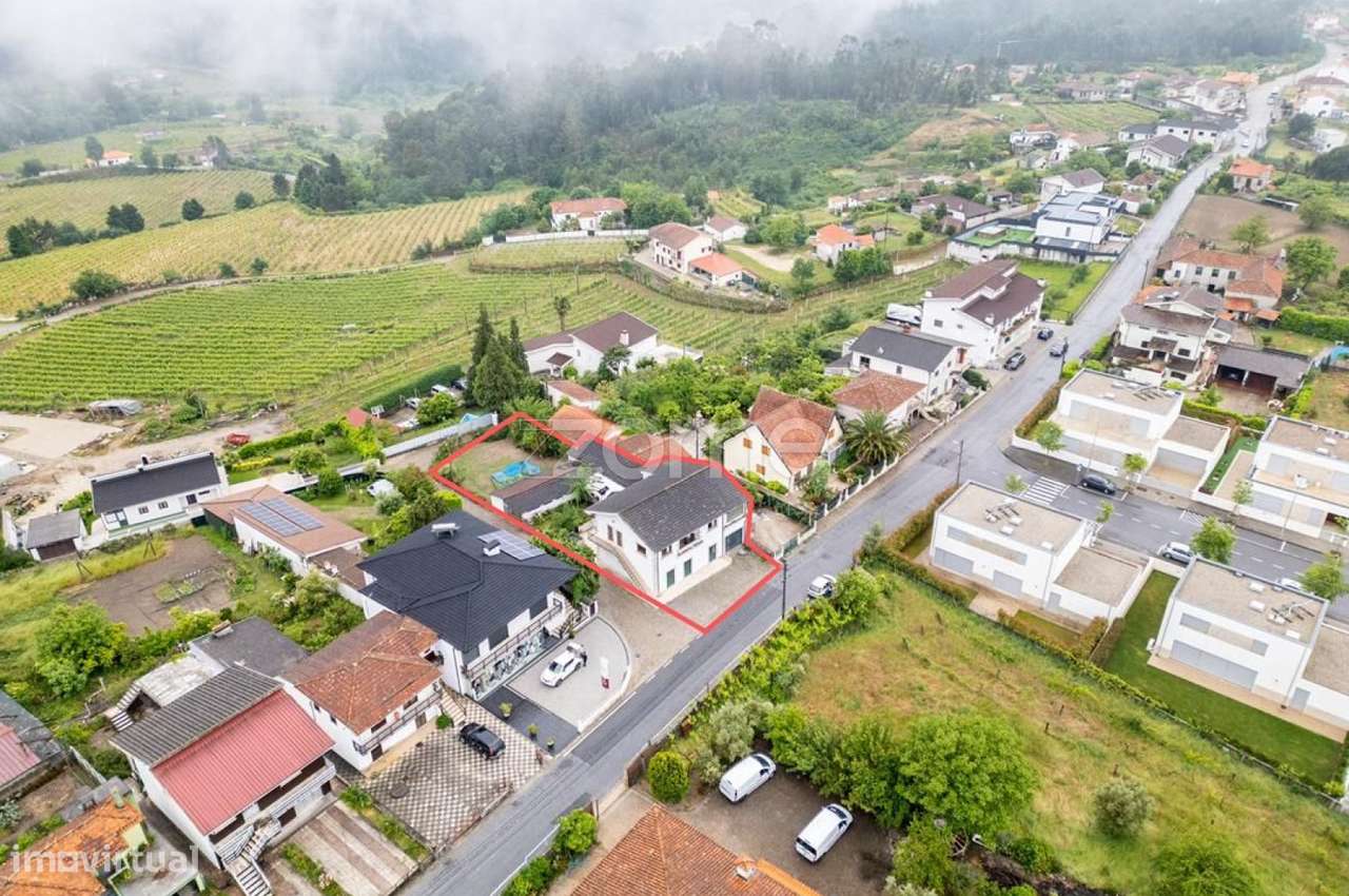 Moradia T4 com amplas áreas e elevado potencial em Mancelos-42