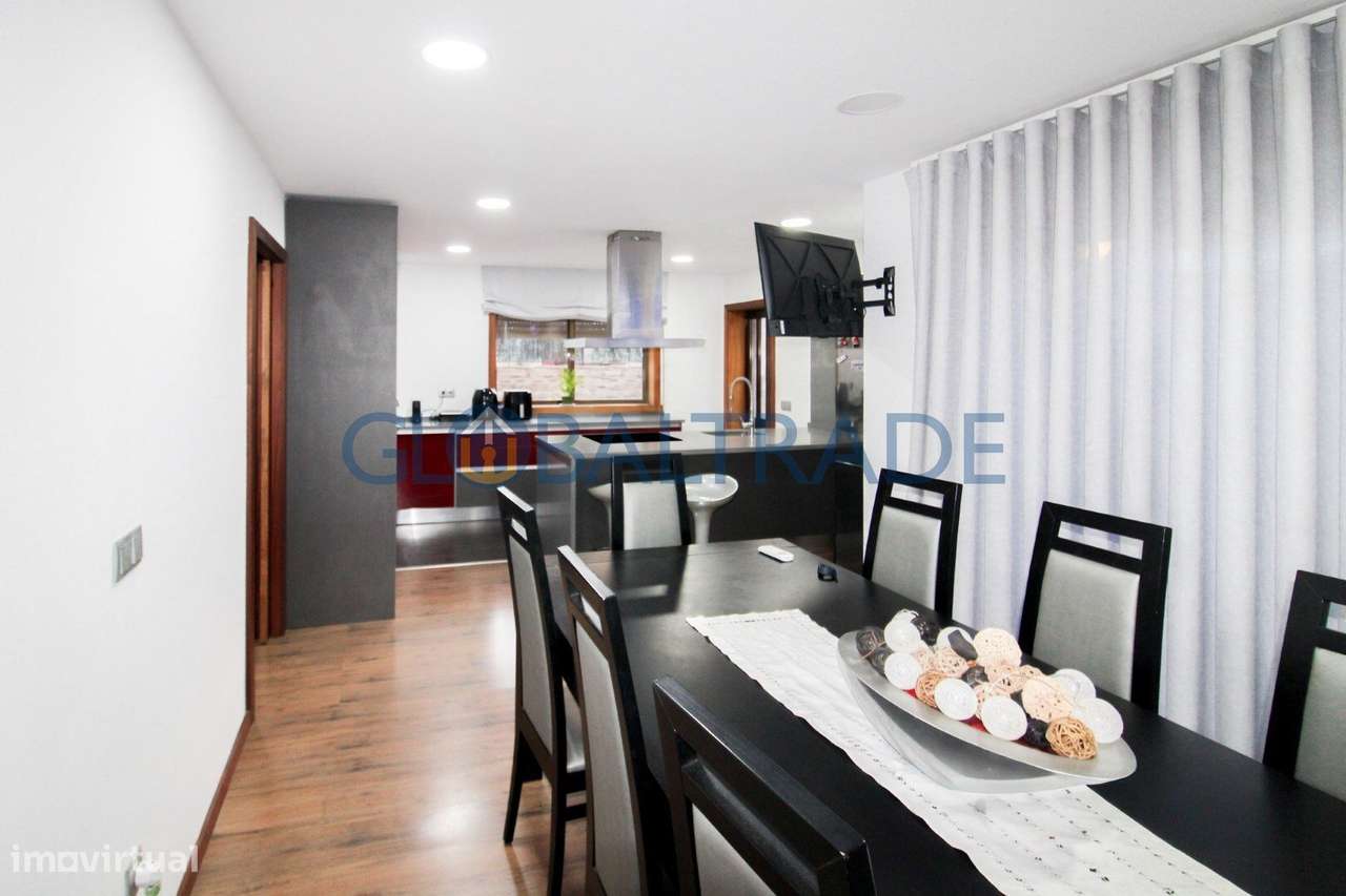 Moradia T4 com terraço e jardim em Alfena-11