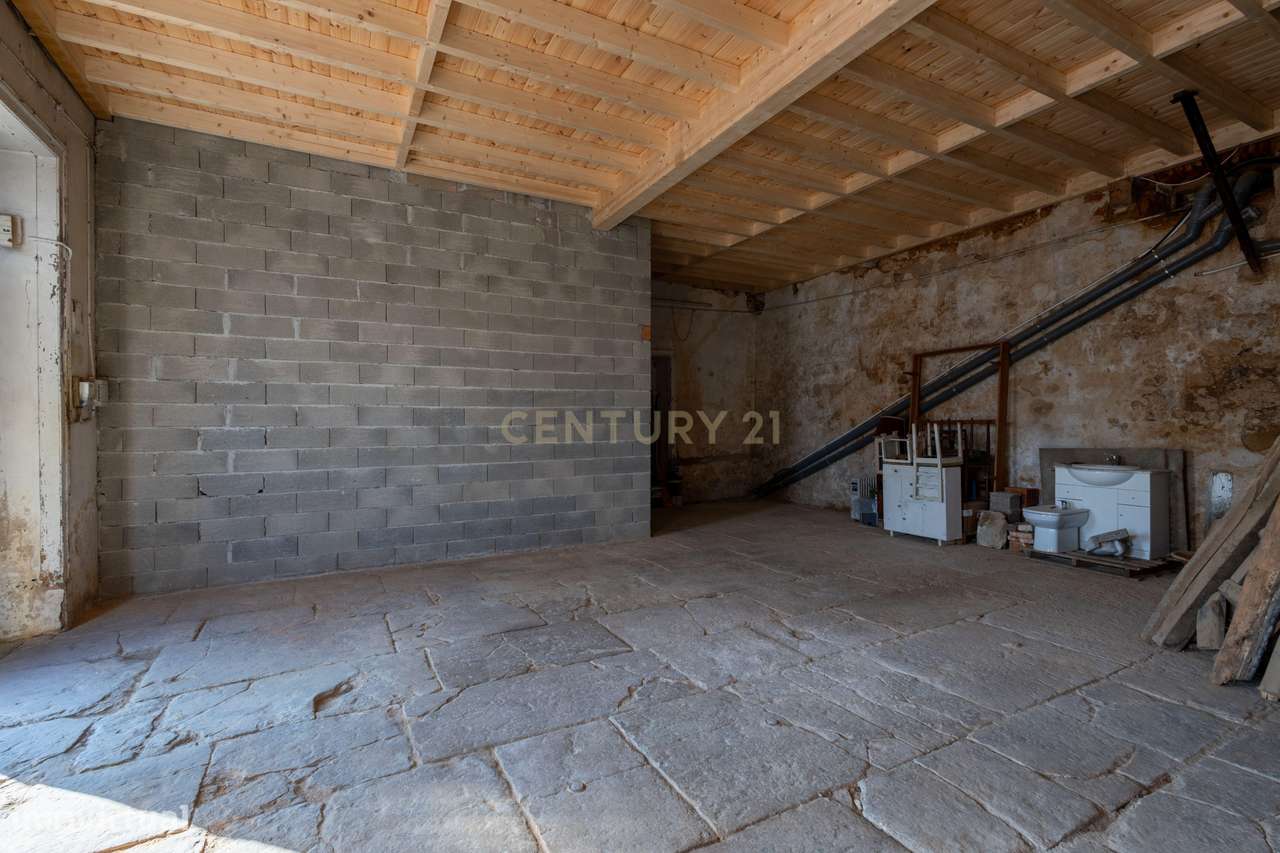 Prédio com Múltiplas Possibilidades em Fase Avançada de Recuperação - Grande imagem: 4/25