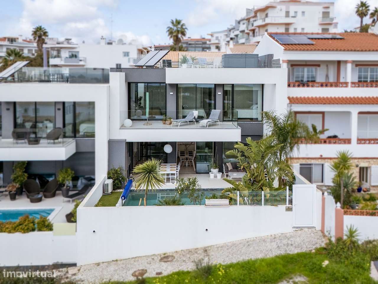 MODERNA E LUXUOSA MORADIA T3 COM PISCINA E GARAGEM PERTO DA MARINA DE-57