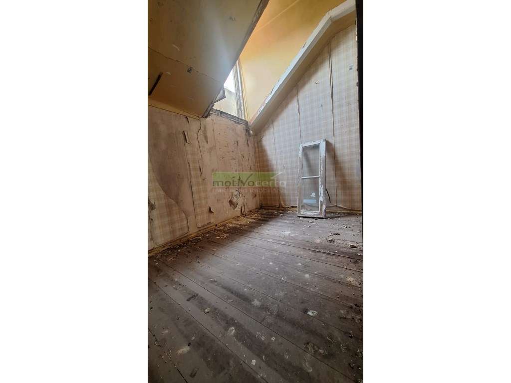 Moradia T2 com 2 Pisos no Coração de Campolide, Lisboa-7