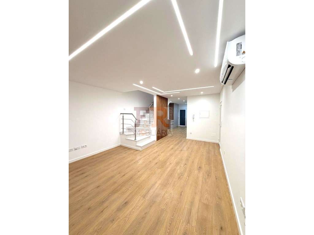 Moradia Geminada Gaveto T3 com Garagem Quinta do Conde-6