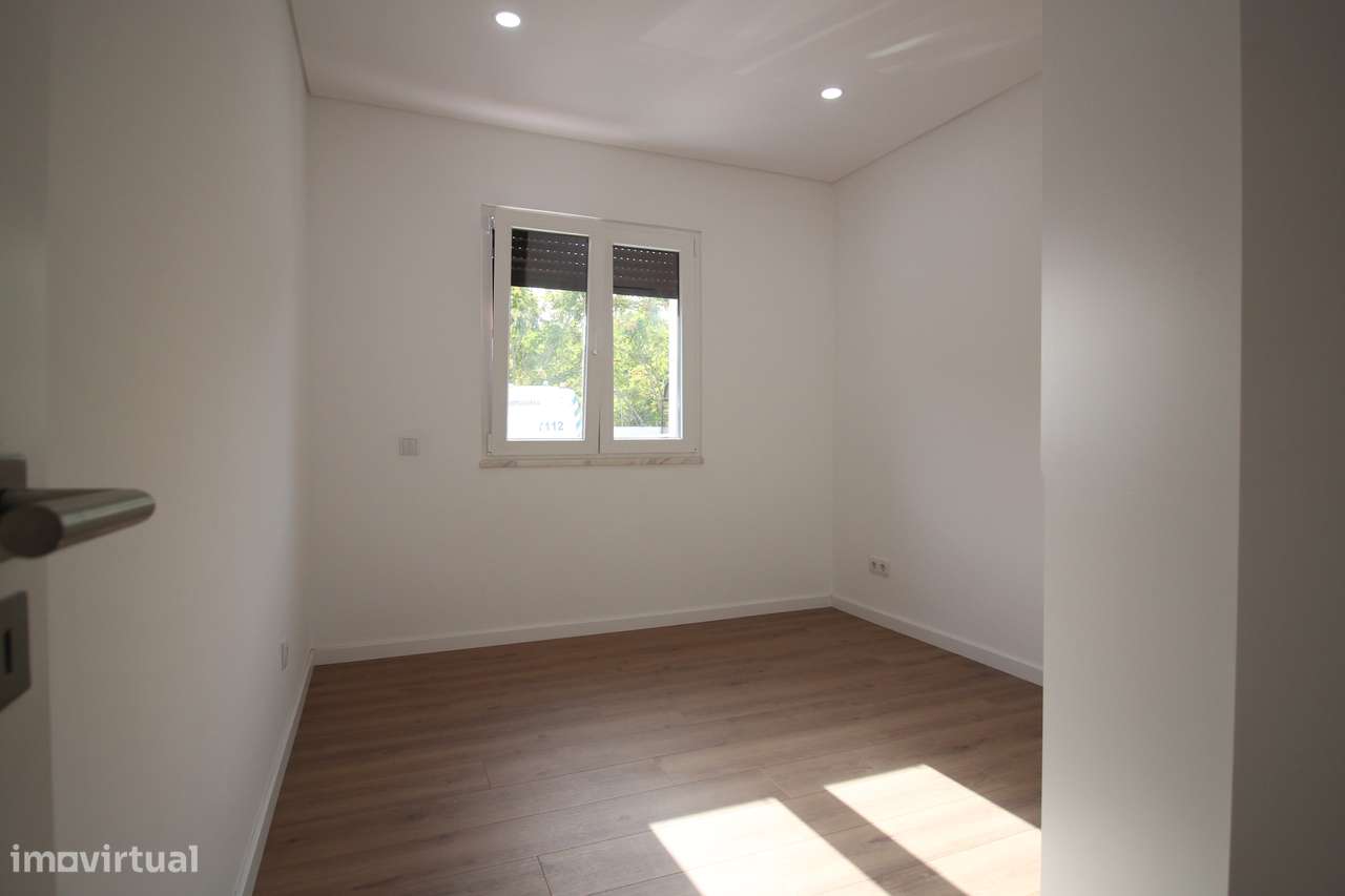 Rc de moradia com Quintal e estacionamento no Seixal-15