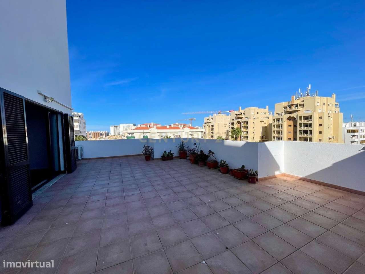Exclusivo Apartamento T2 - Quarteira - Lugar de Garagem - Varandas - P-1