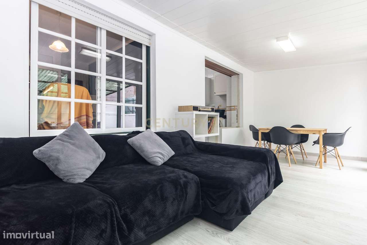 Apartamento T2 totalmente remodelado, localizado no Pinhal Novo,-22