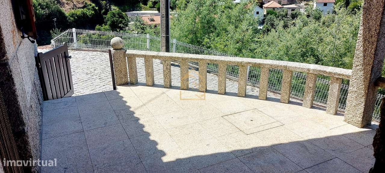 Moradia T2 de 3 frentes, jardim com 900m2 - Amarante - Grande imagem: 4/37