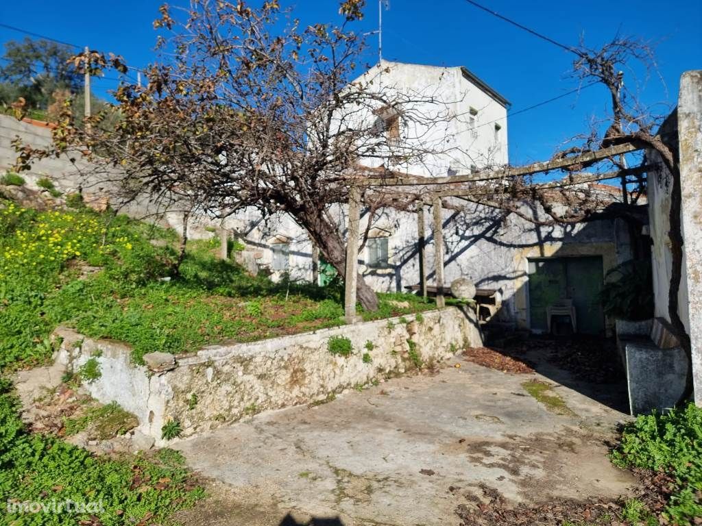 Portalegre, lote urbano com 300m com casa para recuperar ou construir.