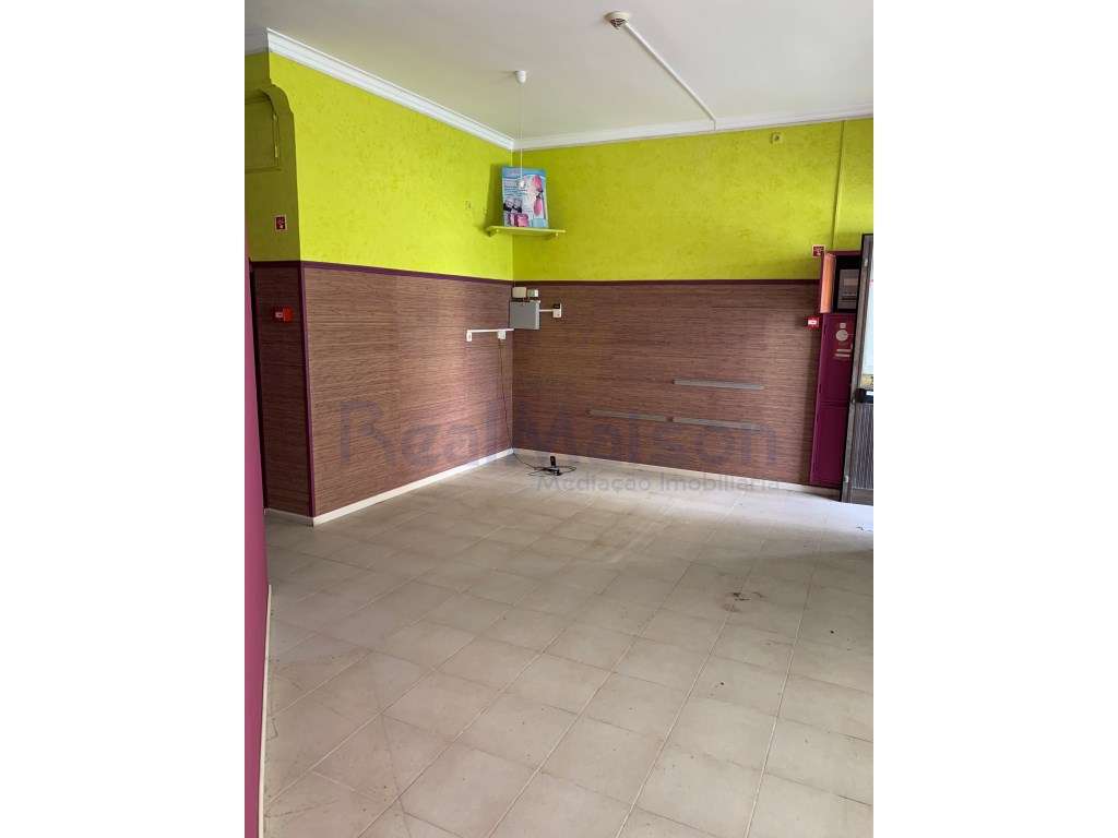 Arrenda-se Loja de rua em Ouressa - Mem Martins - Grande imagem: 5/6