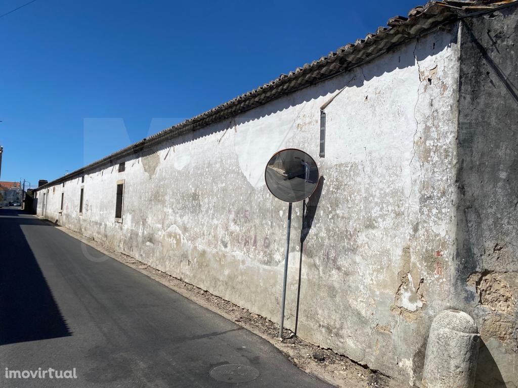 Terreno Urbano com Armazém