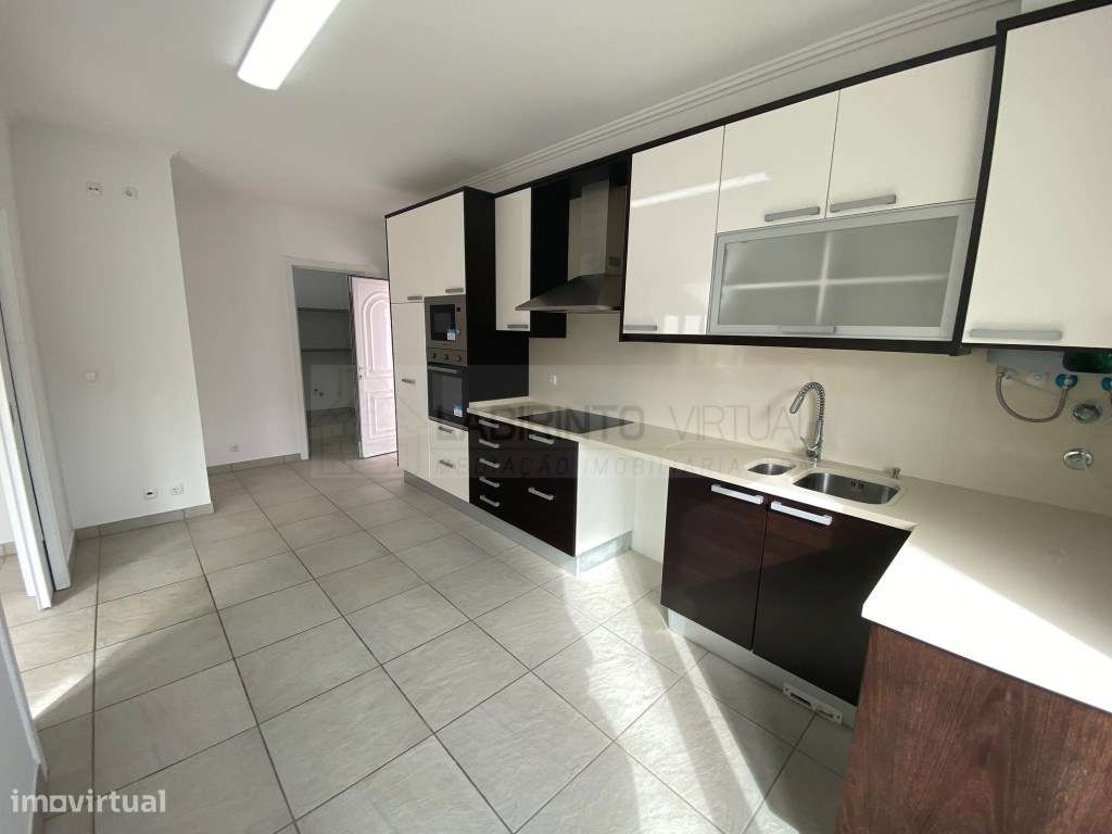 Vende-se excelente Moradia V3+1 na Ericeira, com vista mar.-9