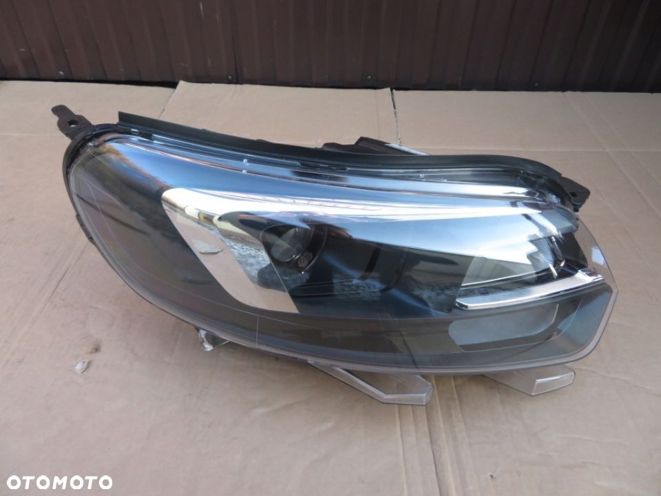 REFLEKTOR PRAWY OPEL ZAFIRA LIFE VIVARO C III 19R- - 1