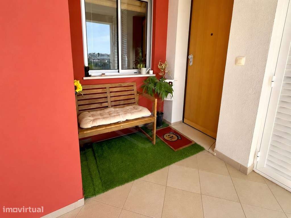 Apartamento T2 de arquitetura moderna inserido em condomínio com pi...-16