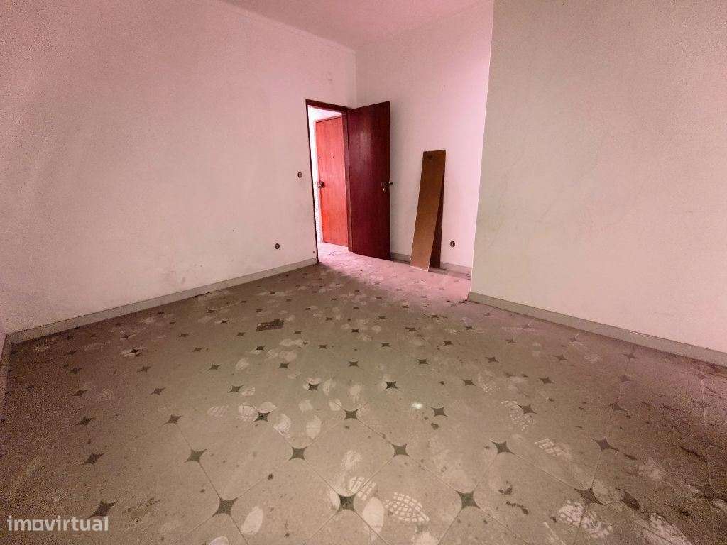 Apartamento T1 na Baixa da Banheira com grande potencial de valoriz...-4