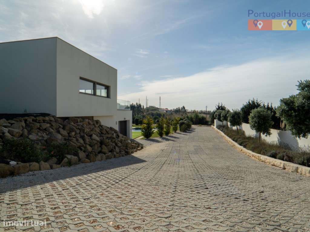 Moradia T4 de Luxo com terreno de 5.300 metros quadrados-3