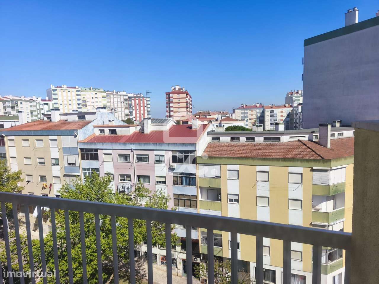 T3 Renovado com 3 Varandas na Amadora-8