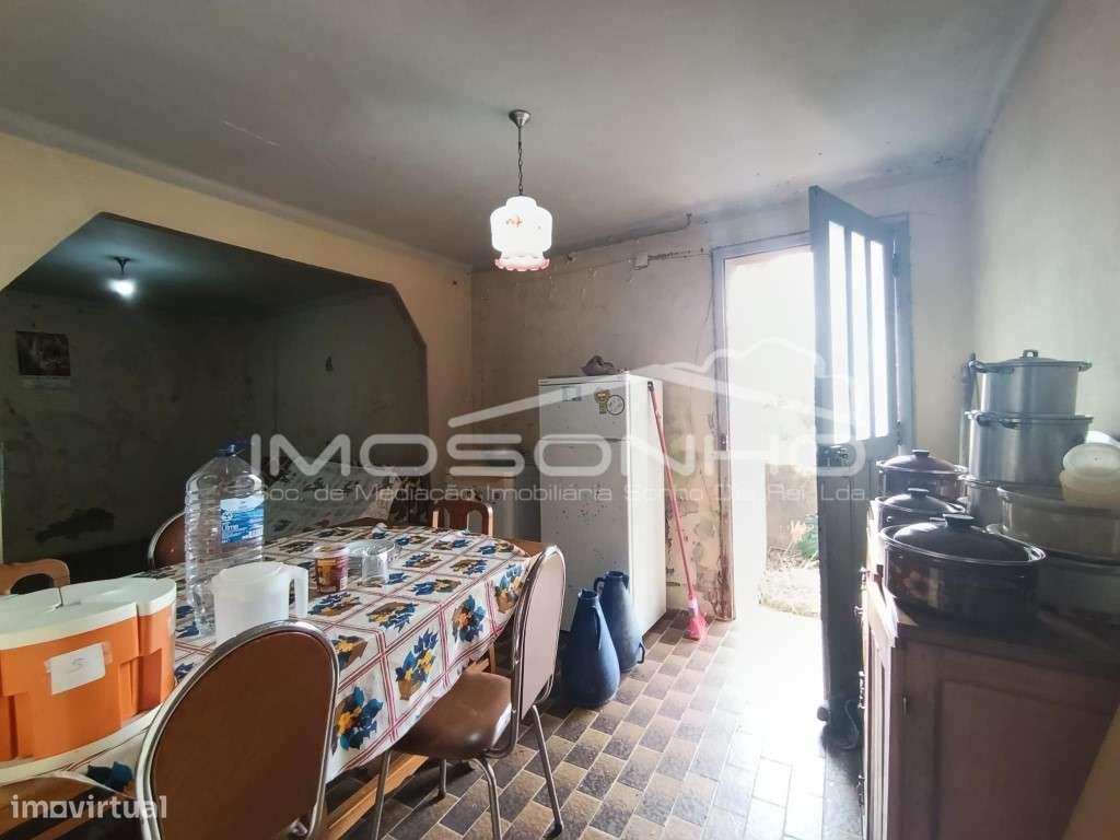 Moradia para Restaurar com Pátio, Garagem e Terraço-7