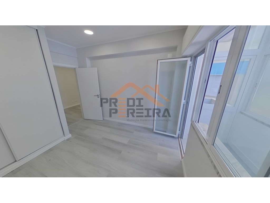 Situado no centro da Amadora. T1 com varanda, remodelado.-19