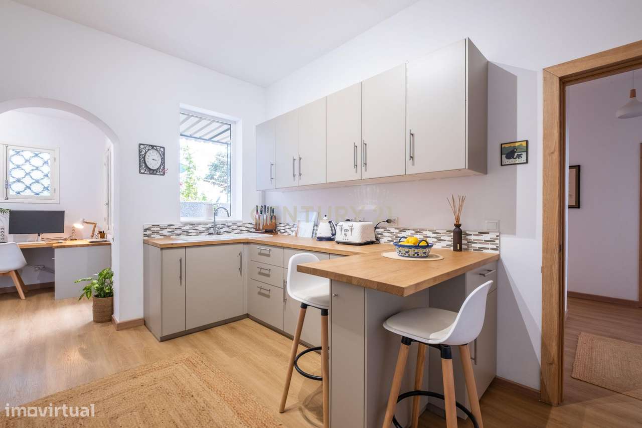 Moradia T2 Remodelada em Câmara de Lobos com Vista para o Pôr do Sol-26