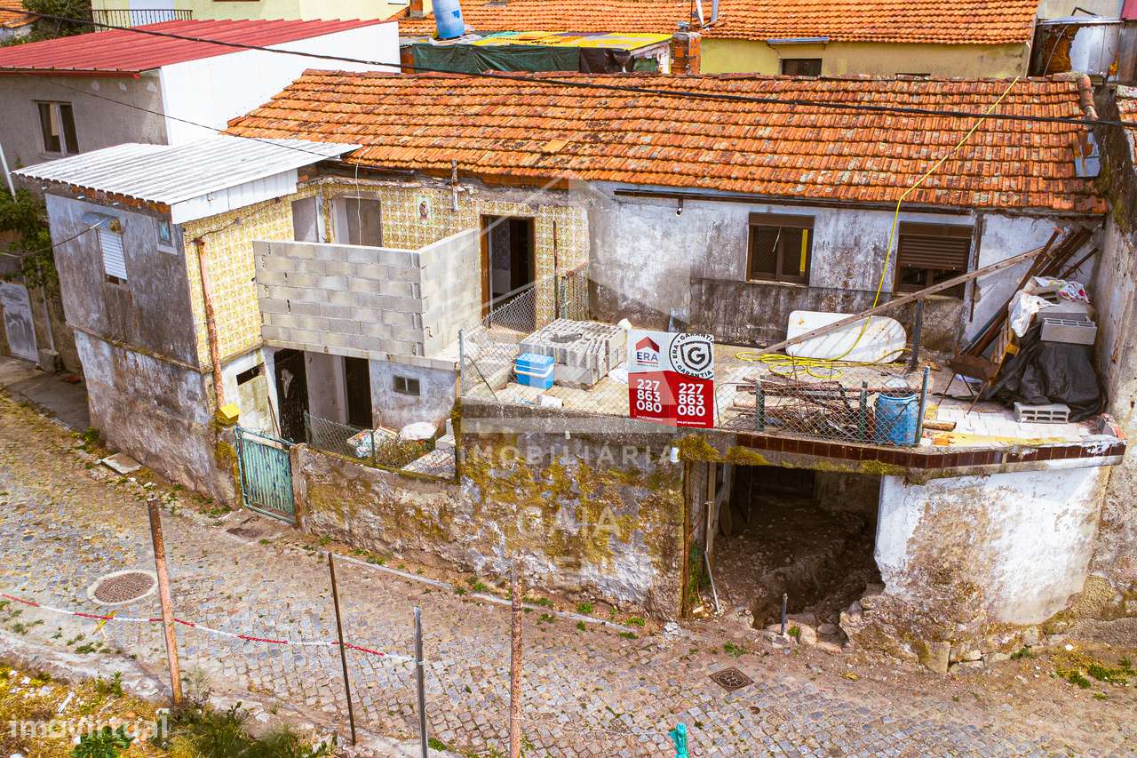 Moradia T2 para reabilitar em Roge-7