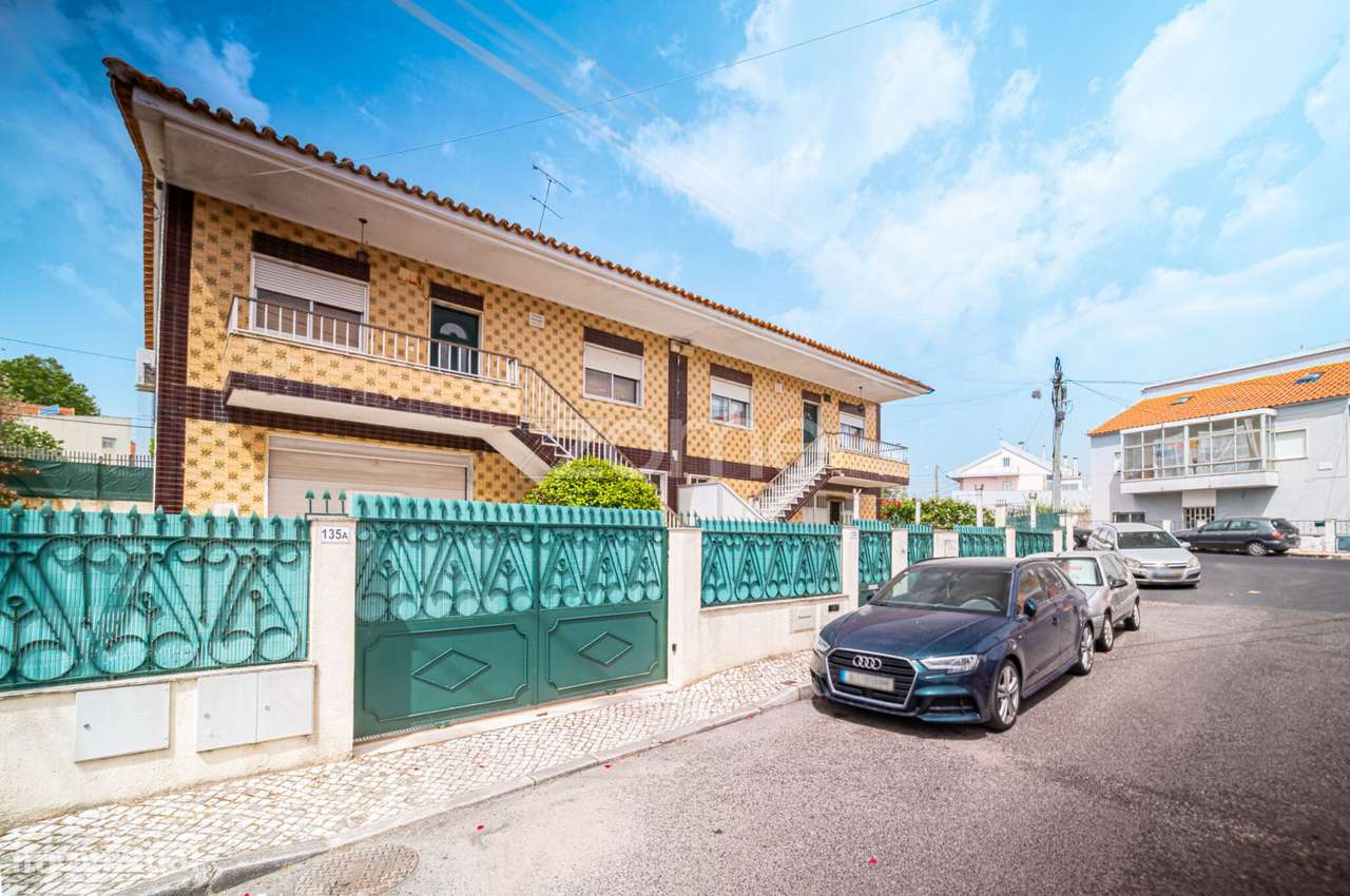Moradia Geminada T4 com Jardim e Garagem em Zona Tranquila de Camarate-44