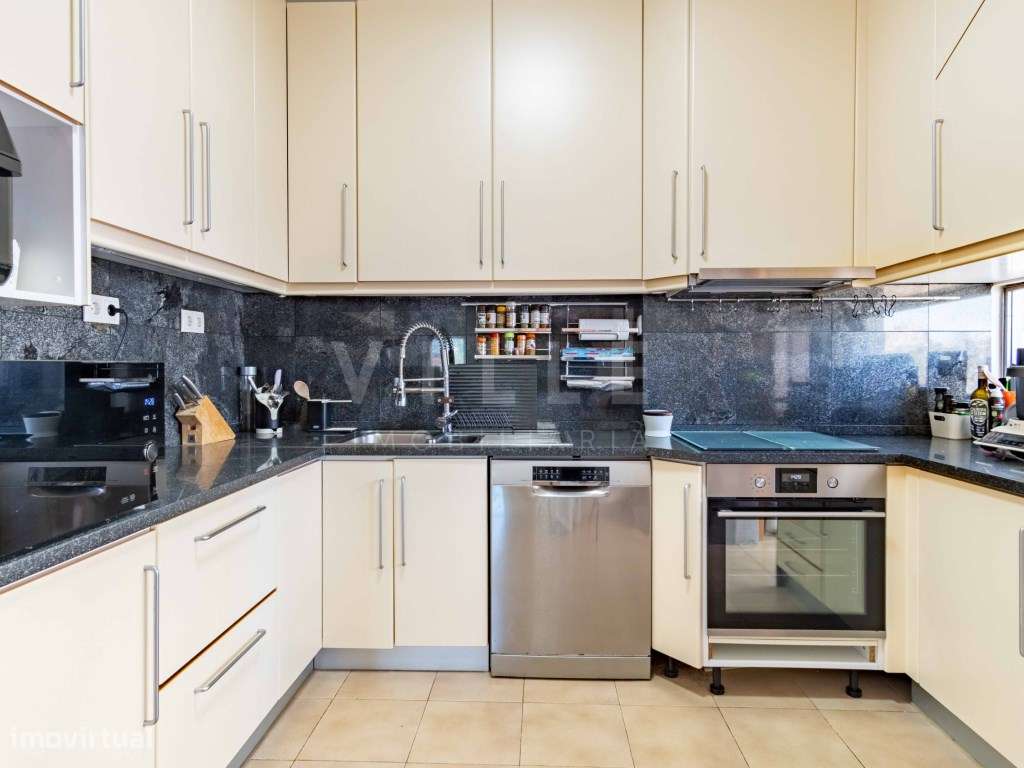 Apartamento T4+1 | Condomínio Fechado | Campo Alegre | Porto-10