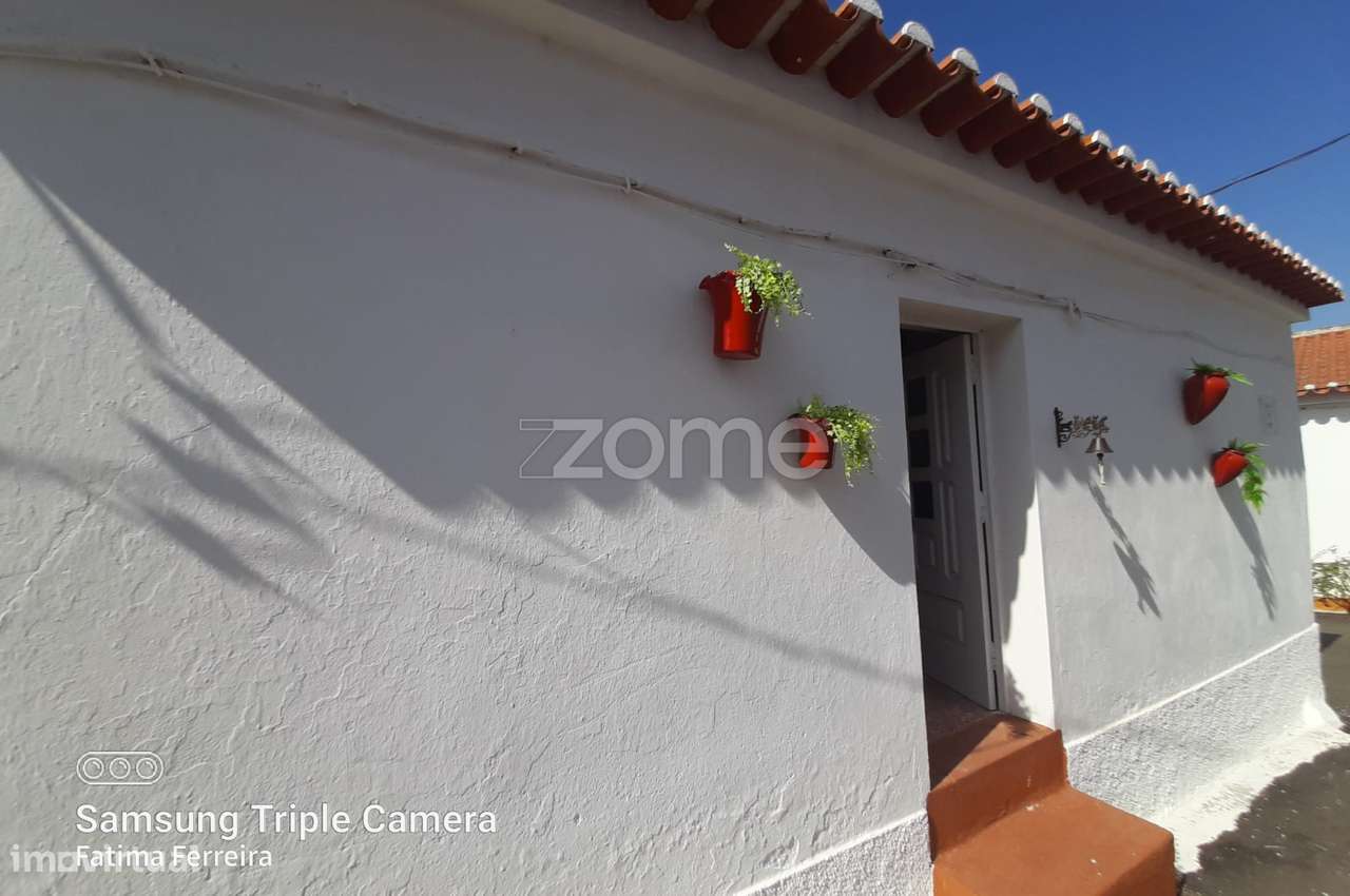 Moradia com pátio e anexos - Grande imagem: 2/15