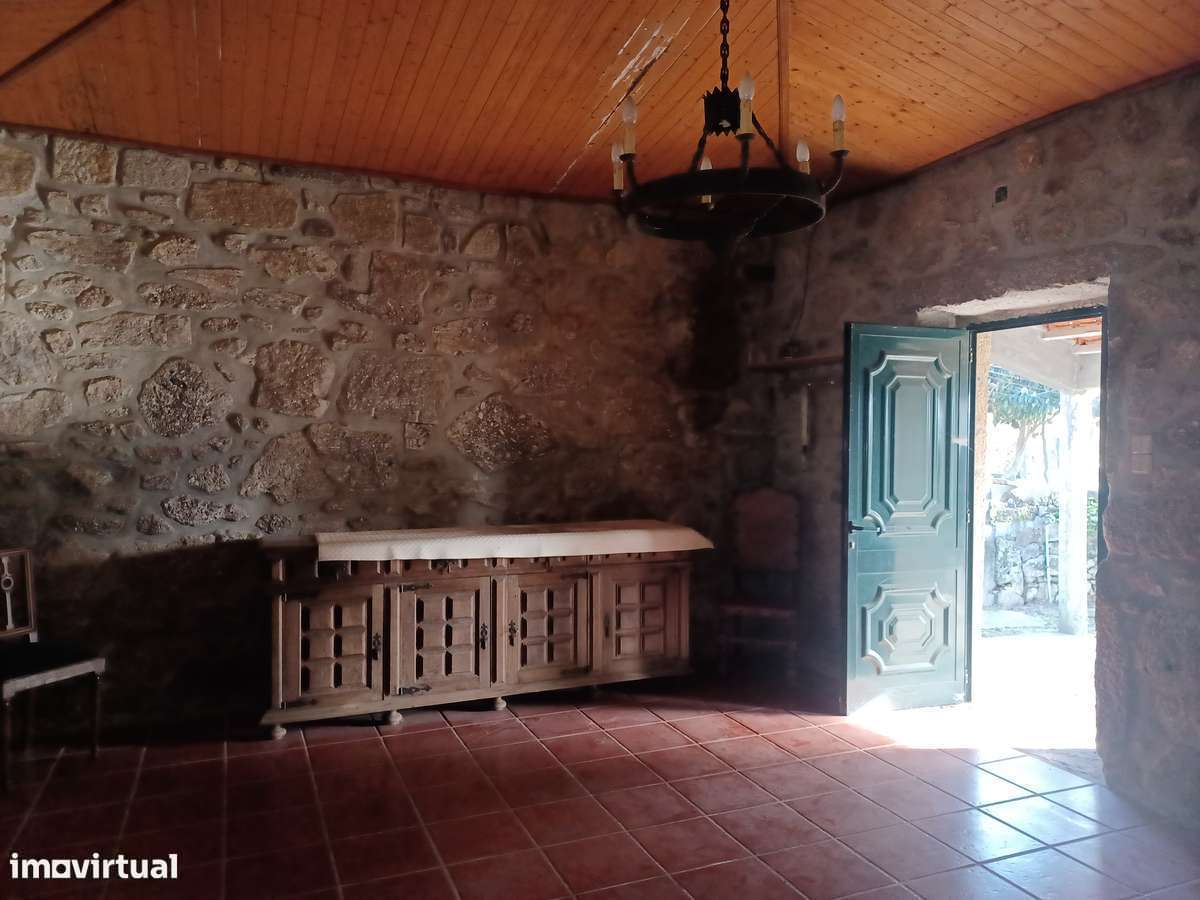 Mor.INDIVIDUAL  2300m2 de terreno + artigo urbano (Tipo T0)  em Lago-36