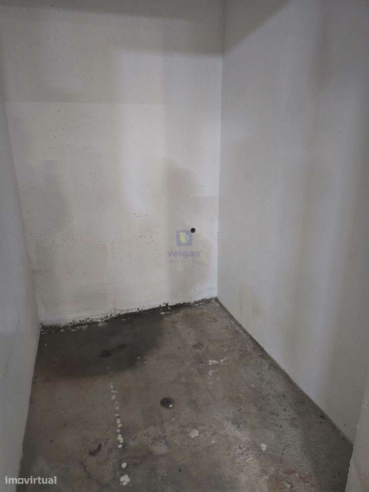 Estacionamento + Arrumo junto à Praça do Munícipio do Bombarral - Grande imagem: 3/9