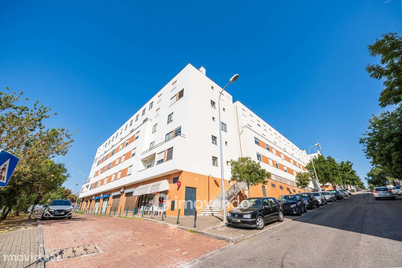 Apartamento T2 com cozinha equipada e estacionamento, na Ameixoeira-36